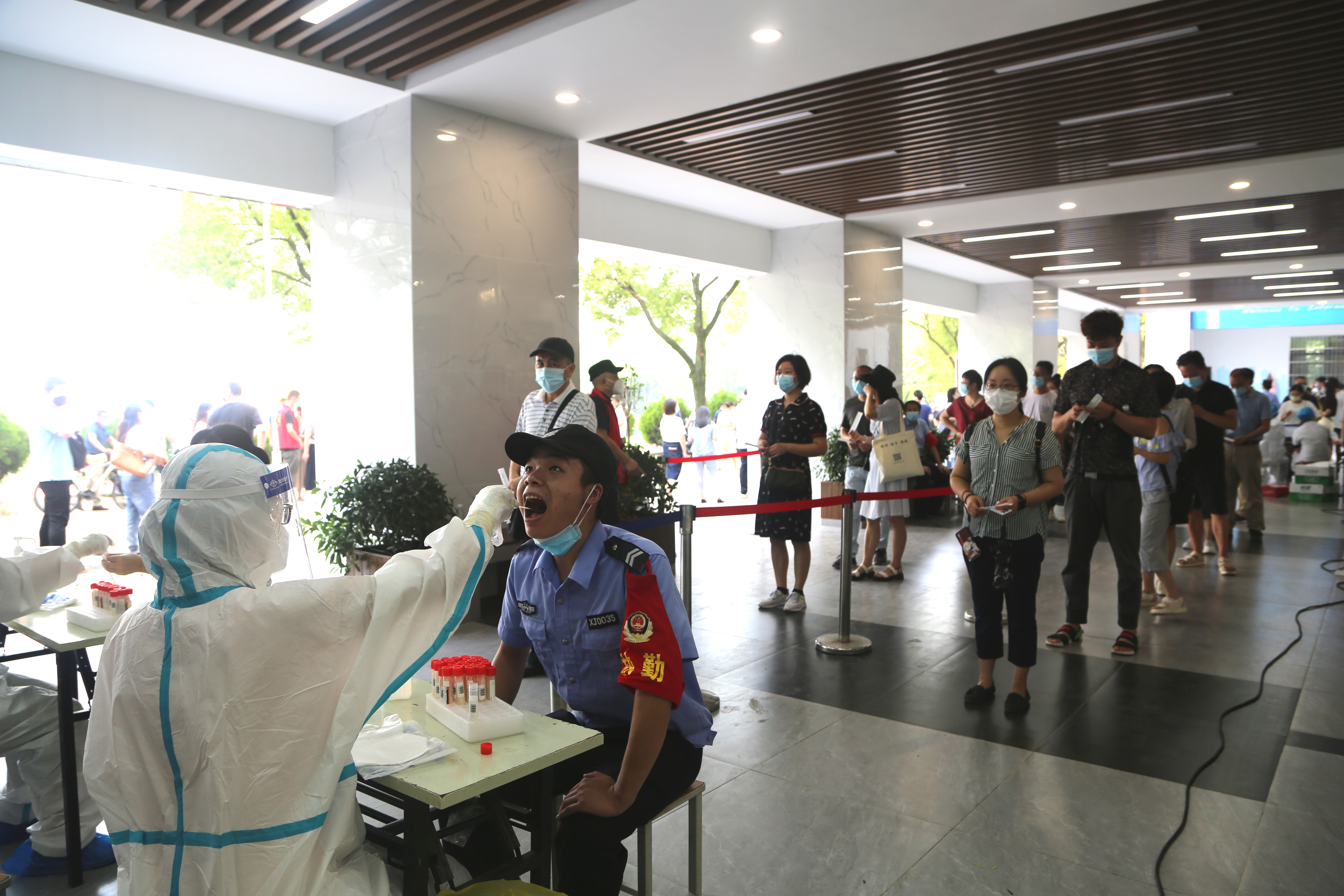 学校开展2021年秋季学期开学前教职工核酸采样检测工作